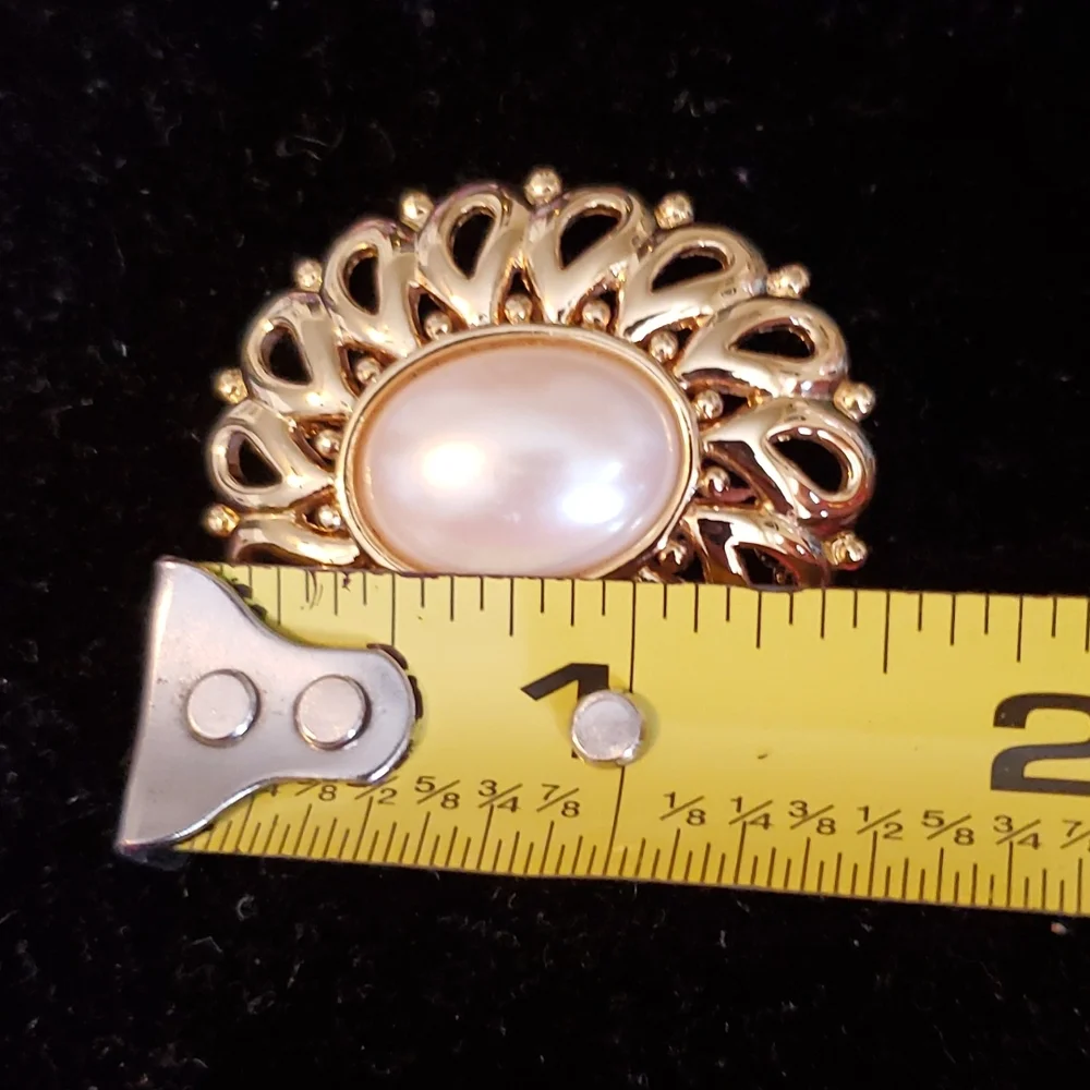 Goldtone filigree oval brooch with faux pearl